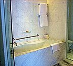 ル ロイヤル メリディアン ホテル 上海 （上海世茂皇家艾美酒店） バスルーム一例